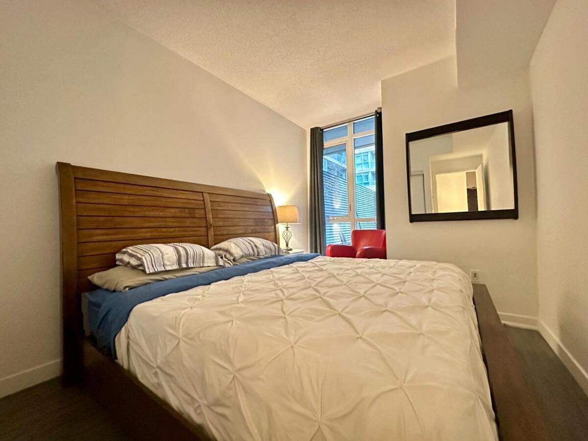 Апартаменти Kingbed & Bunkbed & Terrace Торонто Екстер'єр фото