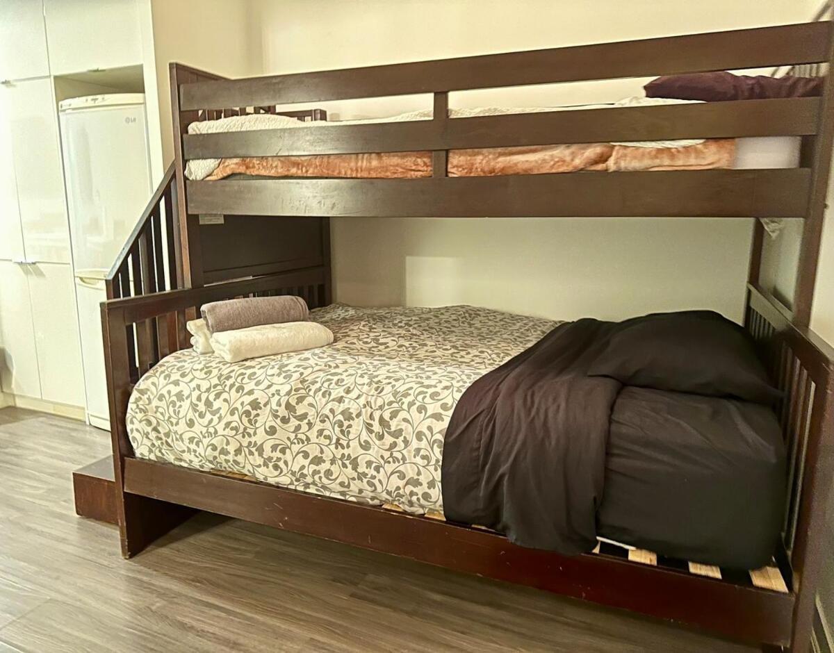 Апартаменти Kingbed & Bunkbed & Terrace Торонто Екстер'єр фото