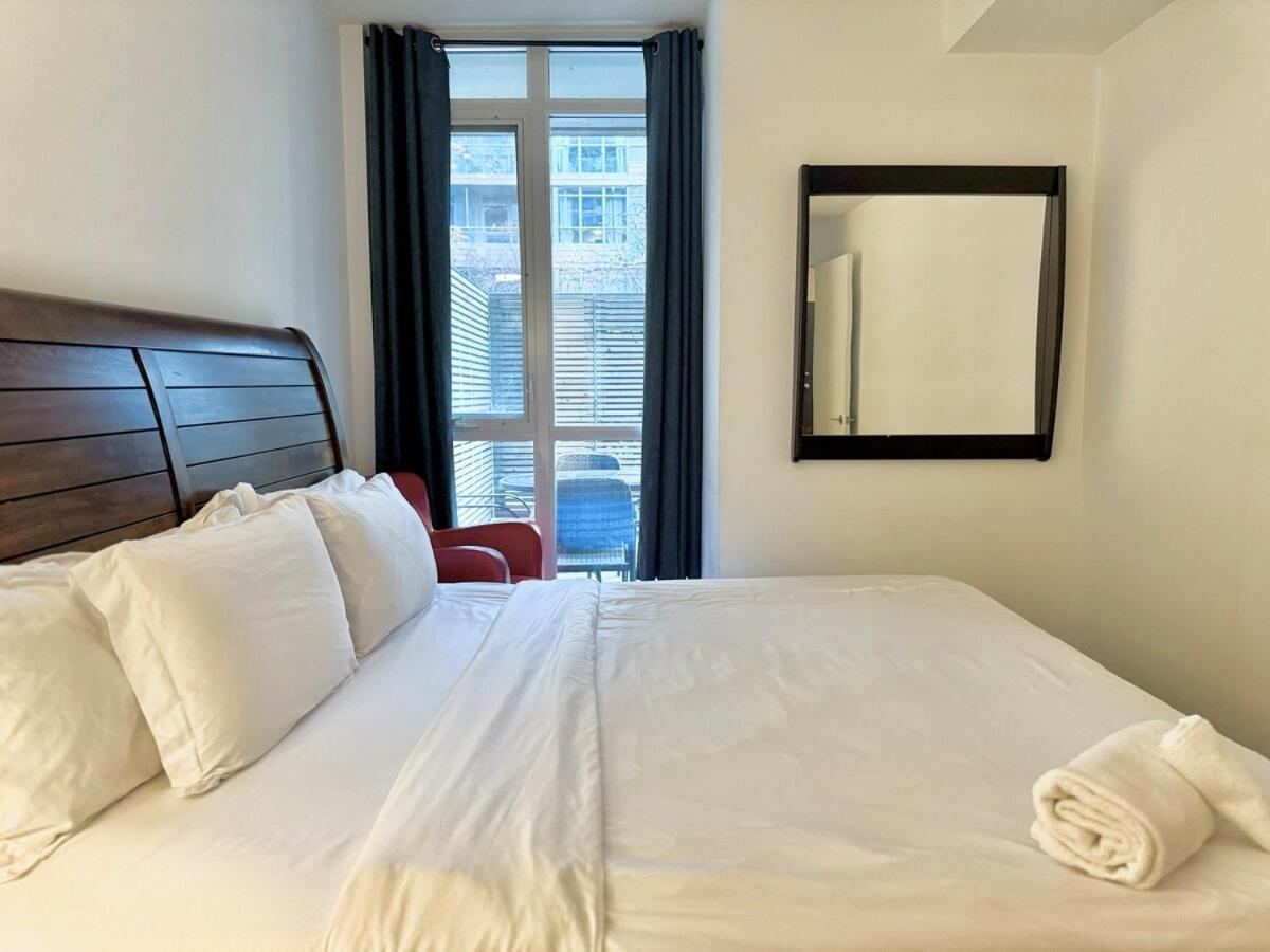 Апартаменти Kingbed & Bunkbed & Terrace Торонто Екстер'єр фото